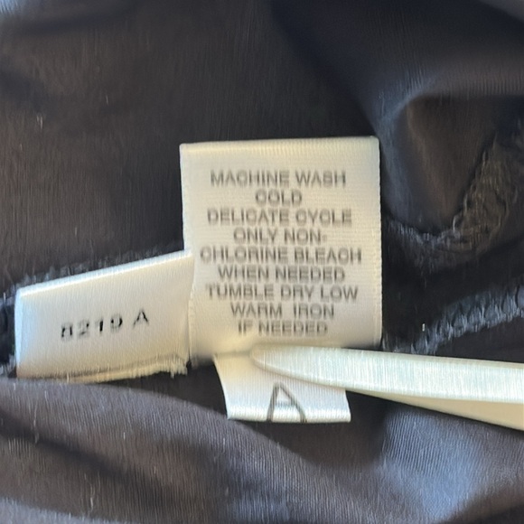 Ann Taylor Loft Black Split Neck Blouse w/Beige Embroidered Accent at Waist Sz 8 - Picture 6 of 9